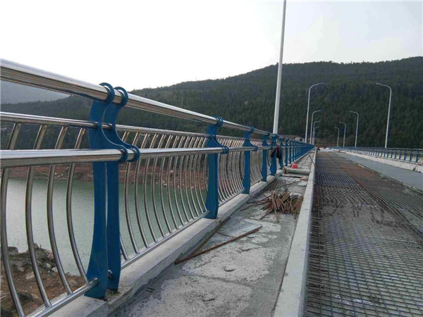 阿勒泰不锈钢桥梁护栏的特点及其在桥梁安全中的重要作用