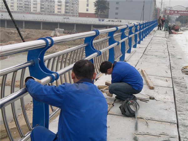 阿勒泰不锈钢桥梁护栏除锈维护的重要性及其方法