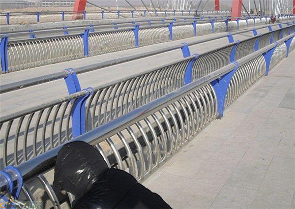 阿勒泰不锈钢复合管护栏一种安全而耐用的防护解决方案